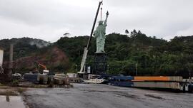 Estátua da Havan de Gaspar é retirada para manutenção