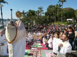 Paróquia São Pedro celebrou Missa e tradicional procissão de Corpus Christi 
