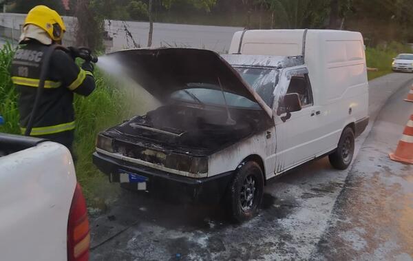 Motor de Fiorino pega fogo na Rodovia Ivo Silveira, no bairro Barraco, em Gaspar