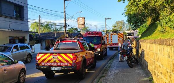 Coliso entre dois carros e uma moto deixa dois feridos no Centro de Gaspar
