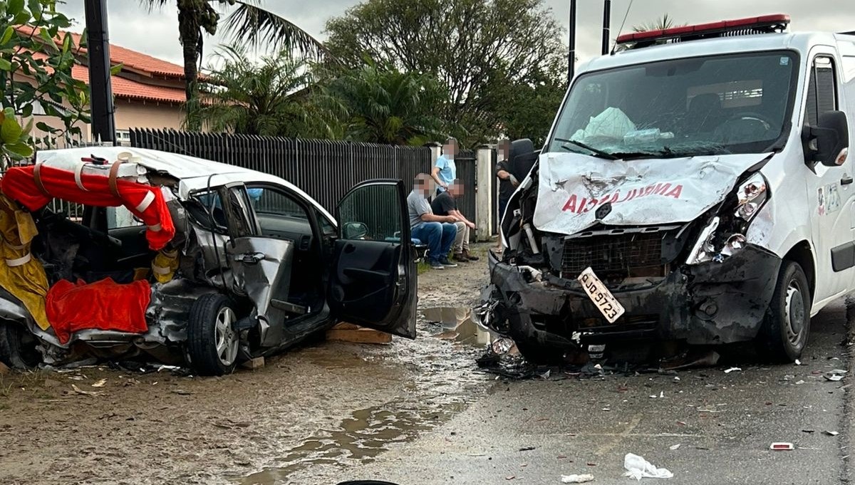 Colisão entre carro e ambulância deixa um ferido no Centro de Ilhota