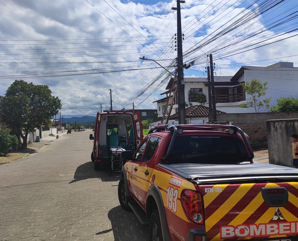 Trabalhador de telefonia sofre choque elétrico e queda, no bairro Coloninha