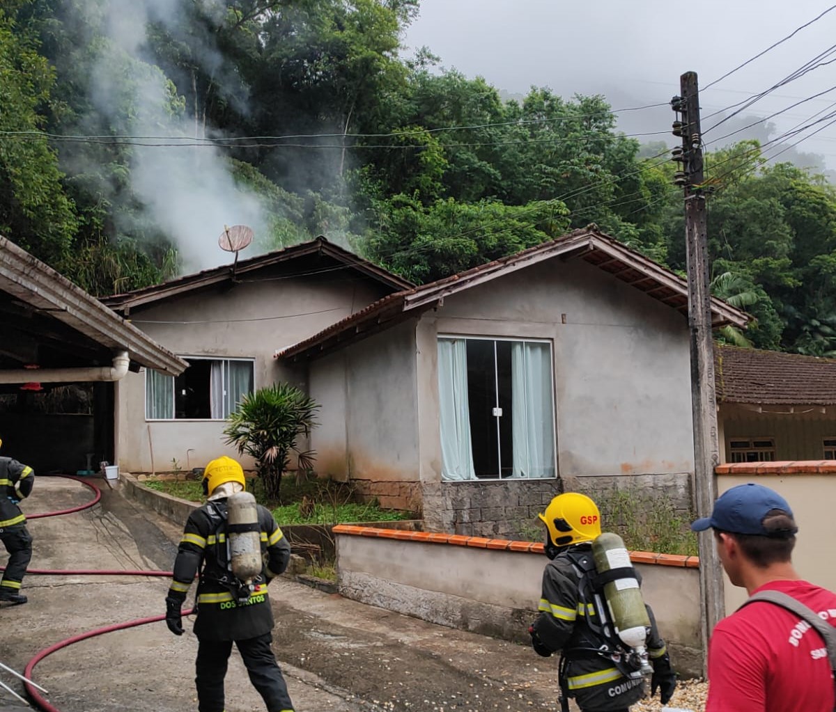 Bombeiros apagam Incêndio em residência unifamiliar no Belchior Alto