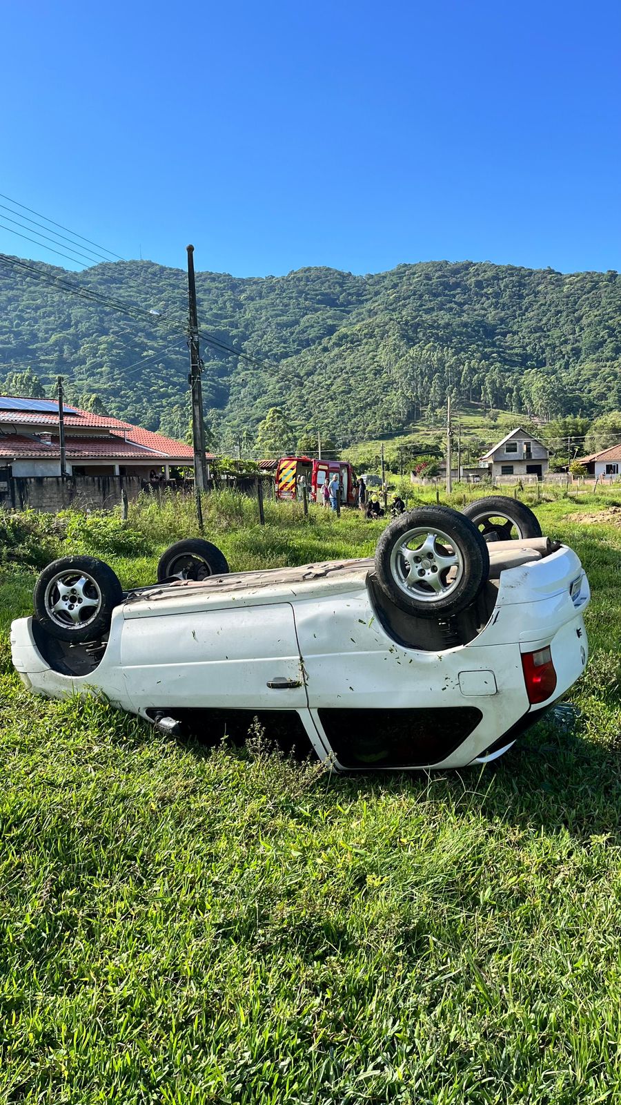 Capotamento de veículo deixa condutora com ferimentos leves no bairro Ilhotinha