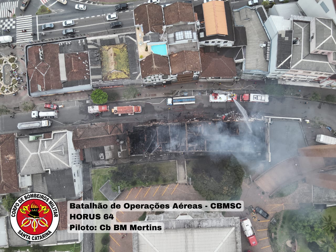 Incêndio de grandes proporções atinge complexo de lojas na rua XV de Novembro em Blumenau