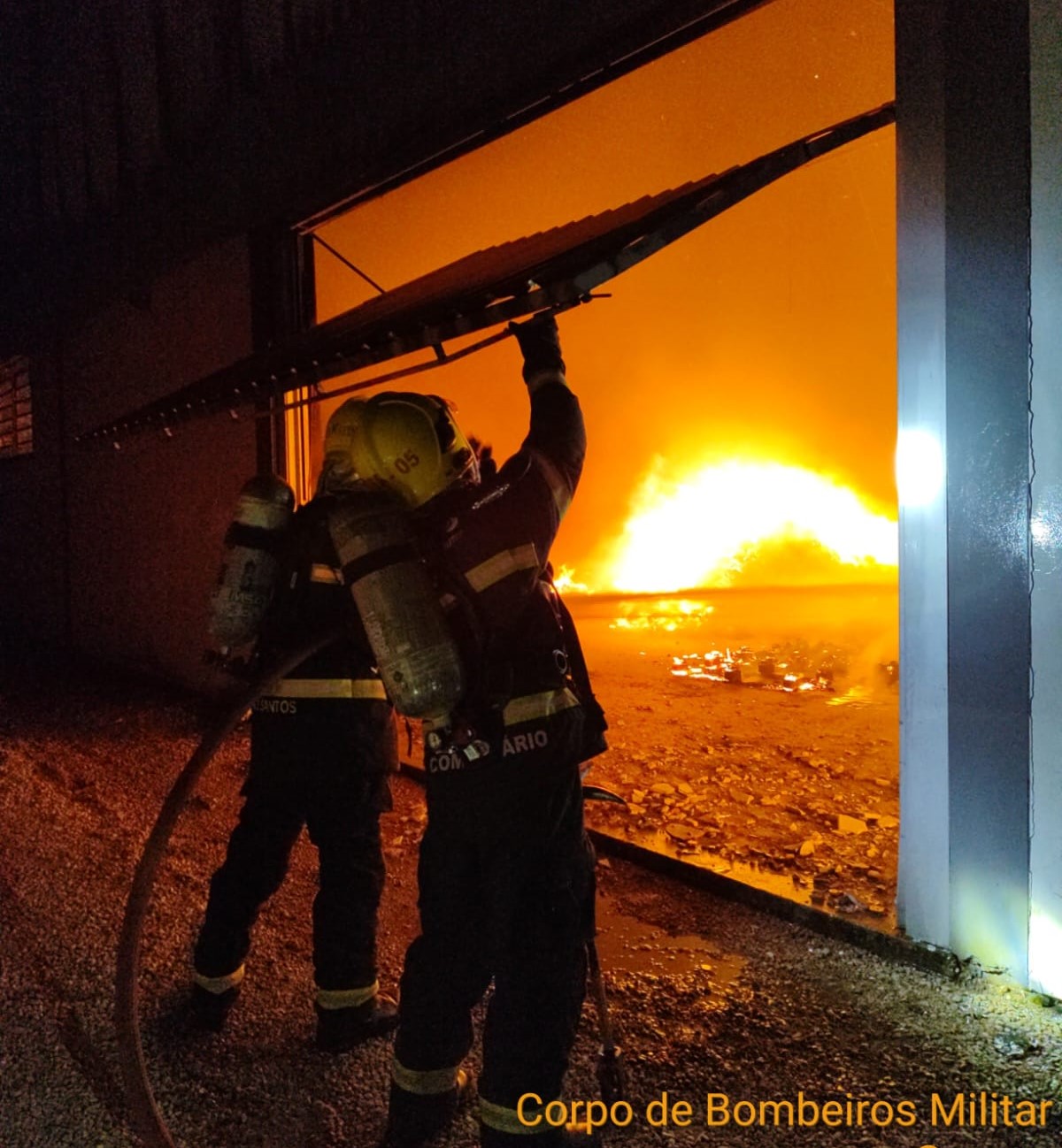 Incêndio de grandes proporções atinge galpão de facção no bairro Bateias em Gaspar