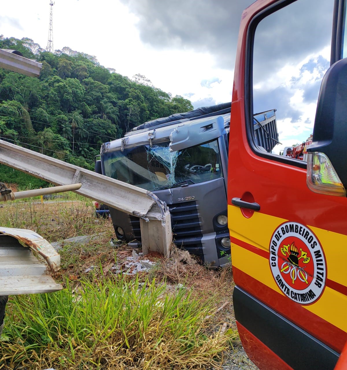 Motorista fica levemente ferido após colidir com caminhão em poste no Belchior Baixo