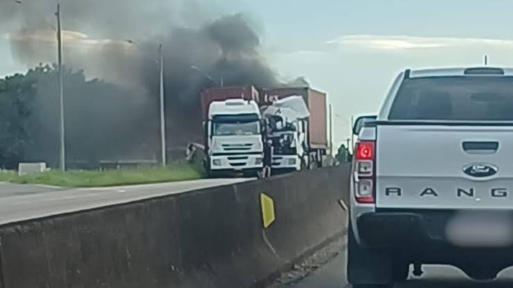 Incêndio em carreta após colisão bloqueia BR-101 em Barra Velha