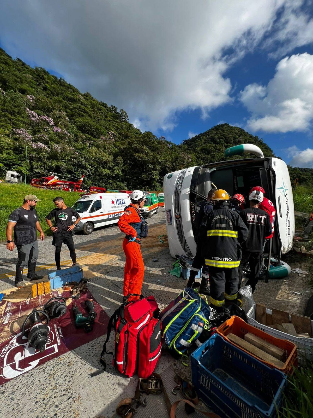 Ônibus com 46 passageiros capota em Santa Catarina