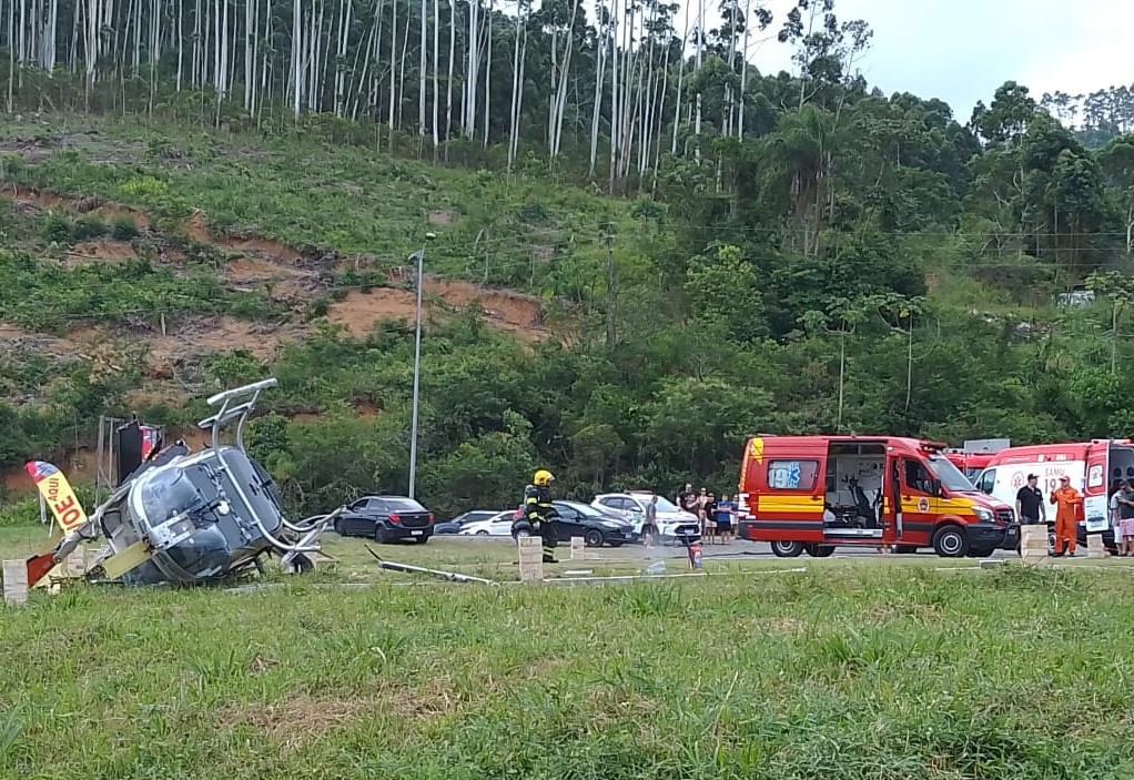 Queda de Helicóptero com 5 pessoas a bordo deixa dois feridos leves em Penha