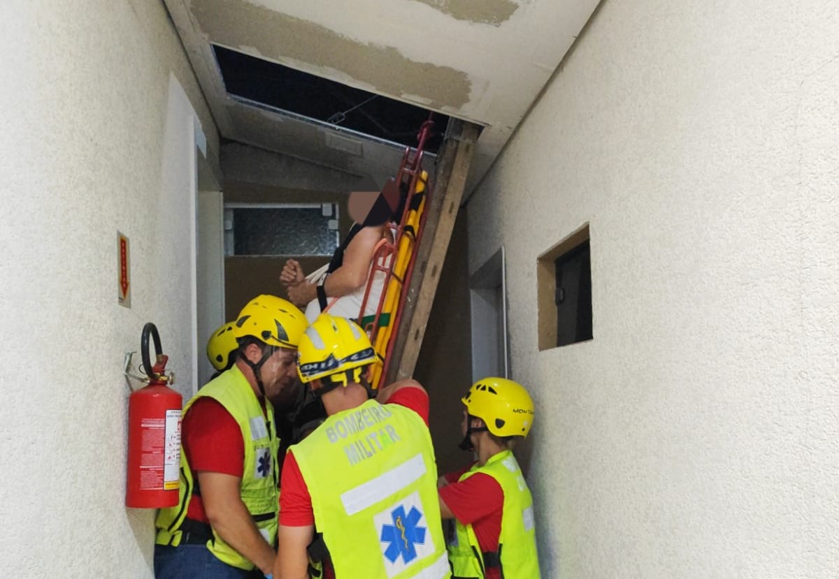 Bombeiros socorrem homem que fica preso em forro de casa no Centro de Gaspar