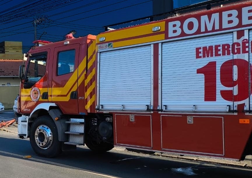 Ciclista fica ferido após ser atropelado por motociclista que não presta socorro a vítima