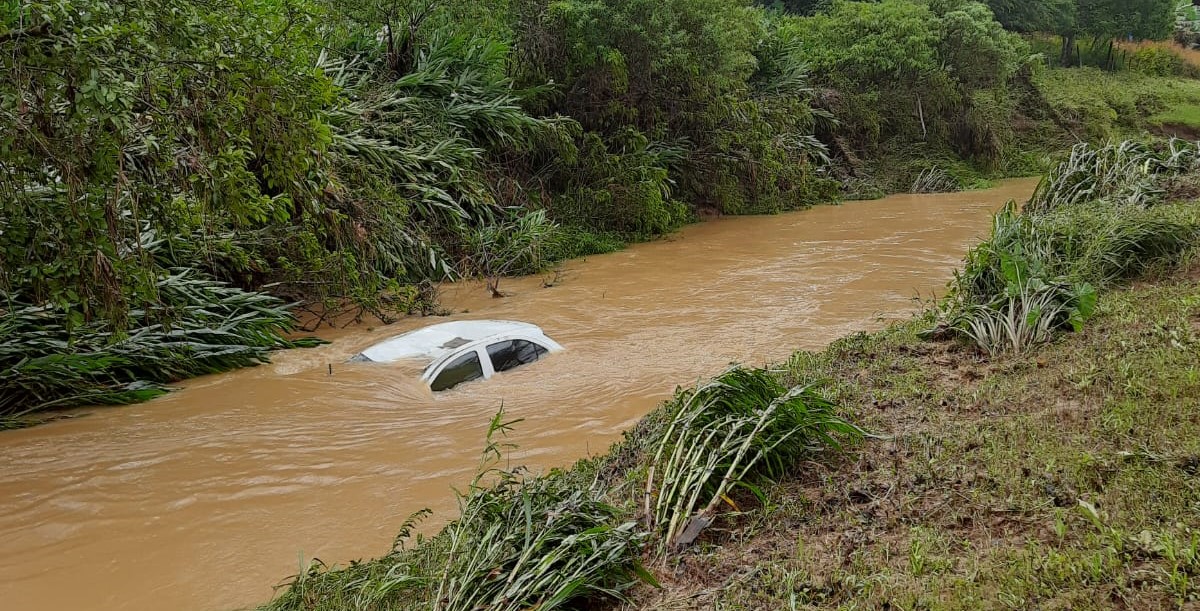 Mulher de 36 anos morre após carro ser arrastado por enxurrada, no Braço do Baú.