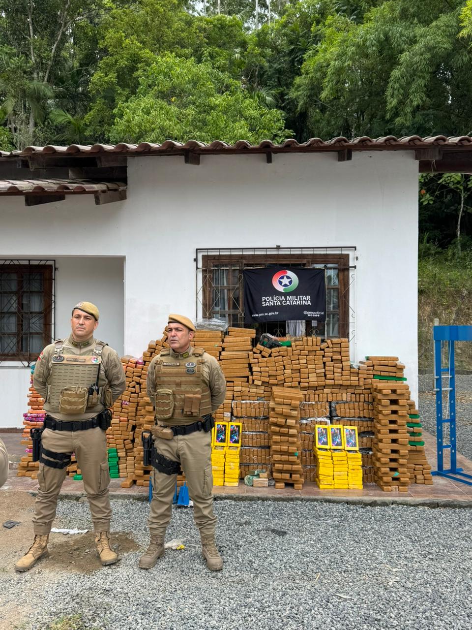 PM prende três suspeitos de guardar  cocaína e  maconha em Ilhota