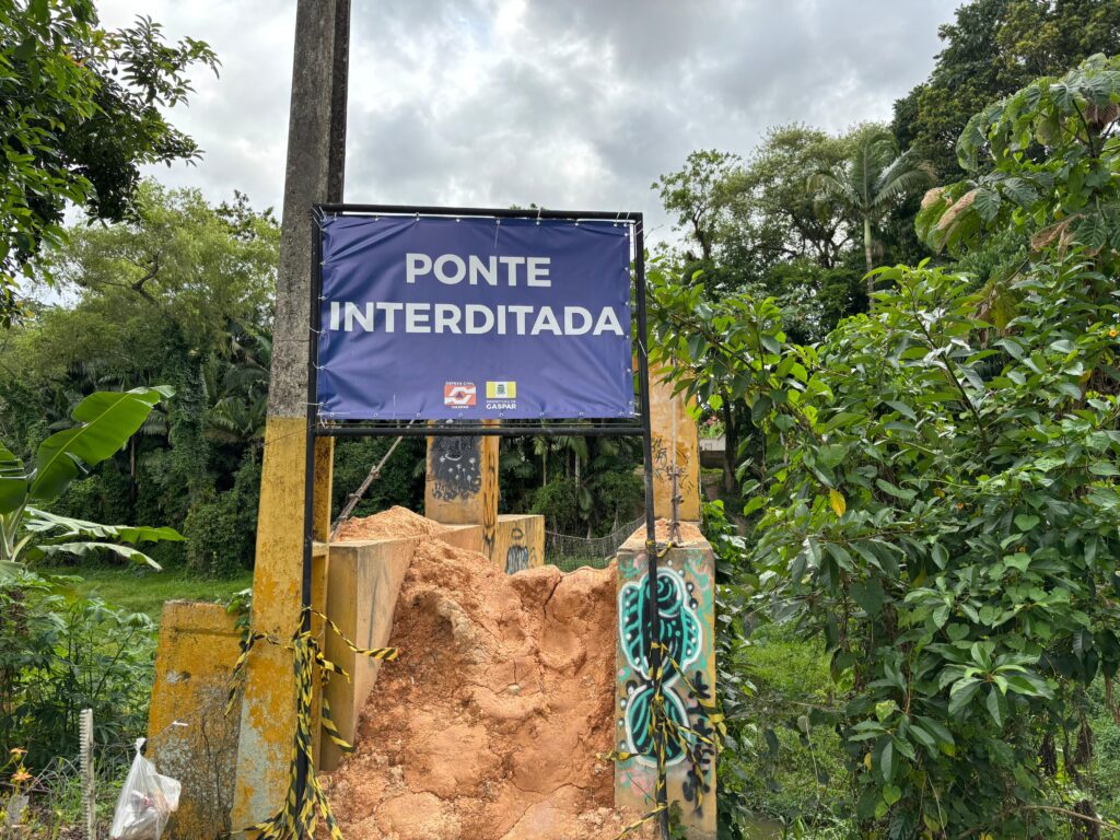 Ponte pênsil da Rua Ponte Serrada será interditada com tapume na próxima semana