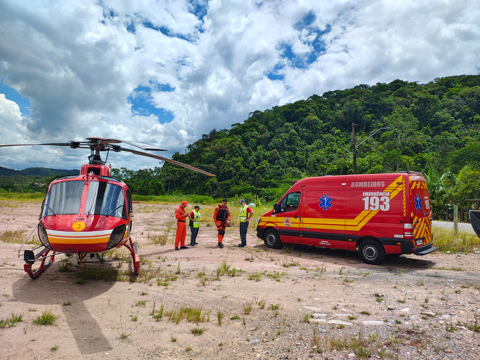 Colisão entre carro e bicicleta deixa senhor de 70 anos ferido no Belchior Baixo.