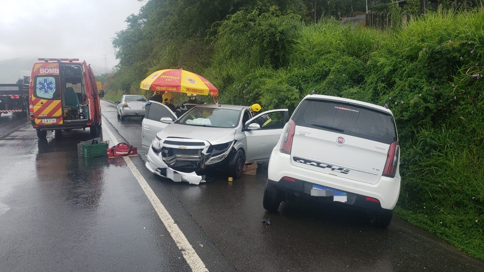 Colisão entre dois veículos na BR 470 no Belchior Baixo deixa mulher ferida relatando forte dor na coluna