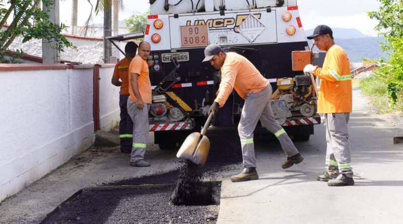 Samae de Gaspar realiza conserto de buracos em vias de diversos bairros