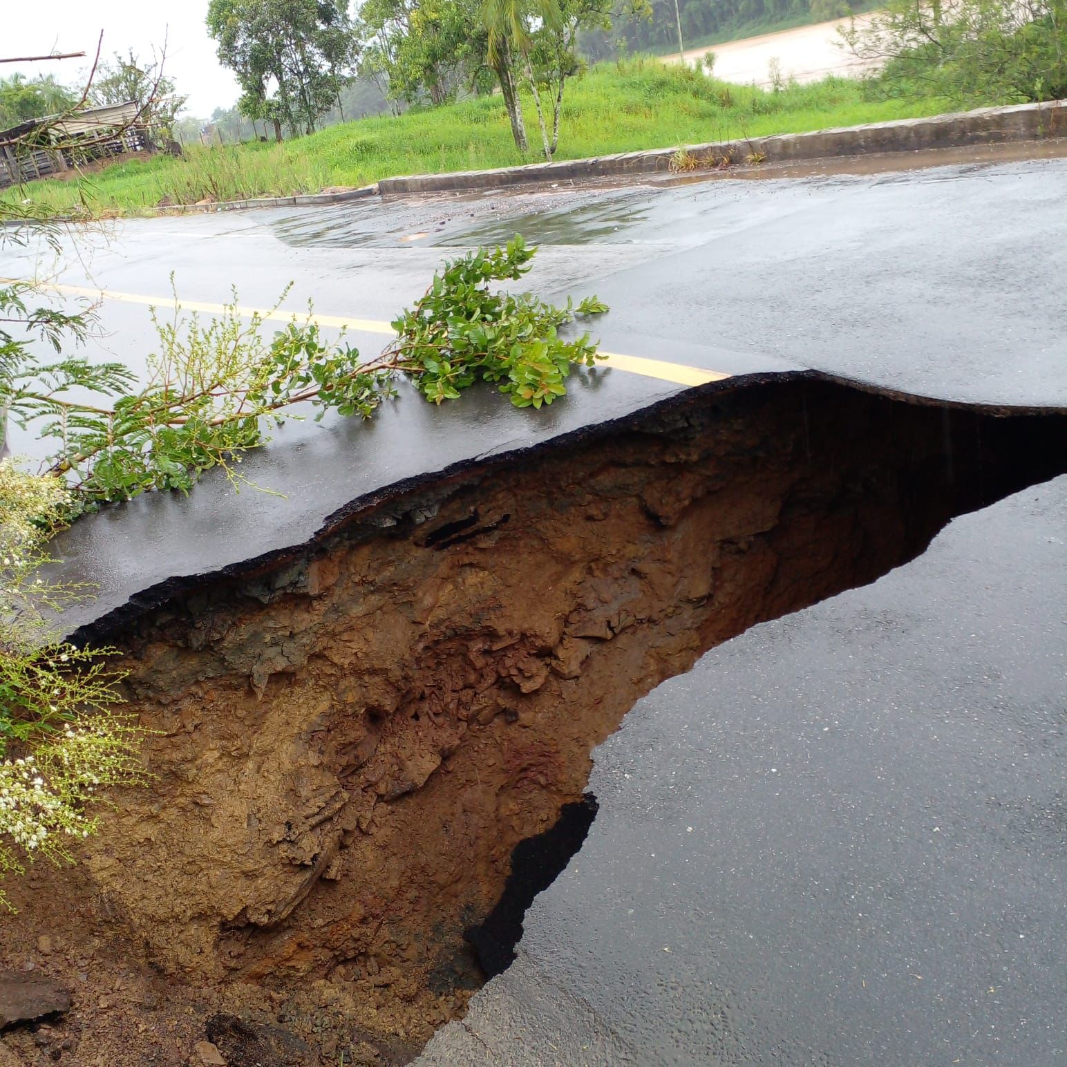 Forte chuva provoca cratera na Estrada Geral do bairro Lagoa em Gaspar