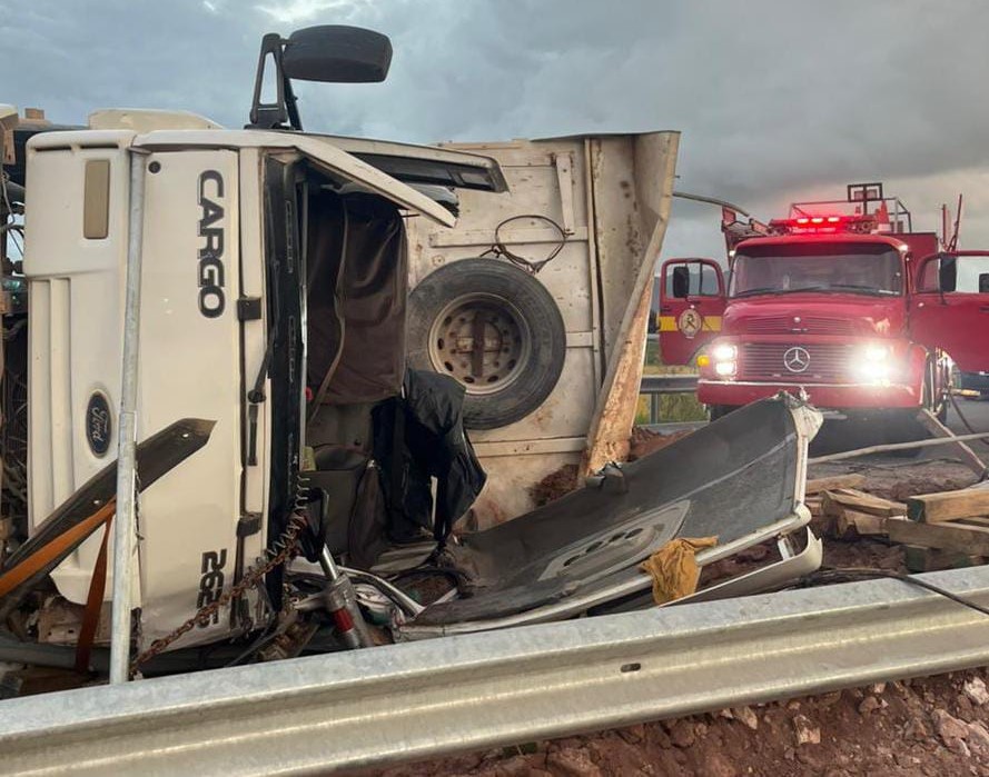 Motorista tomba caminhão caçamba no acesso da BR-470, ao bairro Lagoa em Gaspar