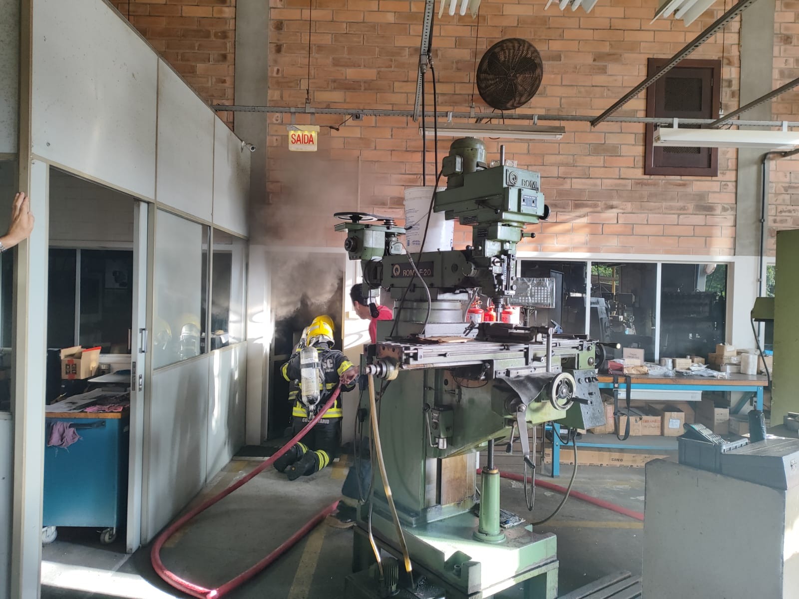 Bombeiros apagam fogo confinado em escritório de empresa no Belchior Central