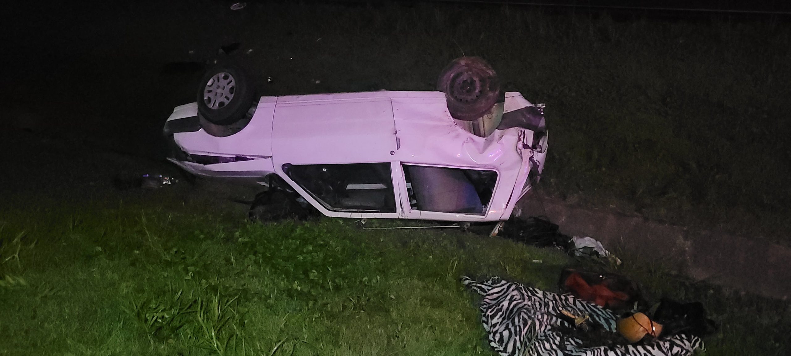 Bombeiros de Ilhota atendem saída de pista seguida de capotamento, na BR 470 sem feridos, no Barranco alto em Ilhota