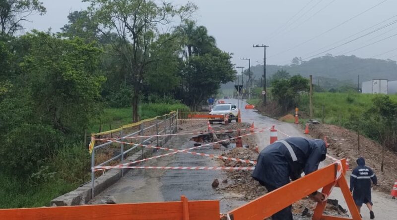 Passagem de pedestres na Estrada Geral da Lagoa é interditada