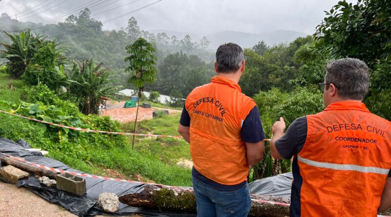Defesa Civil de Gaspar vistoria pontos impactados pelas chuvas com coordenador regional