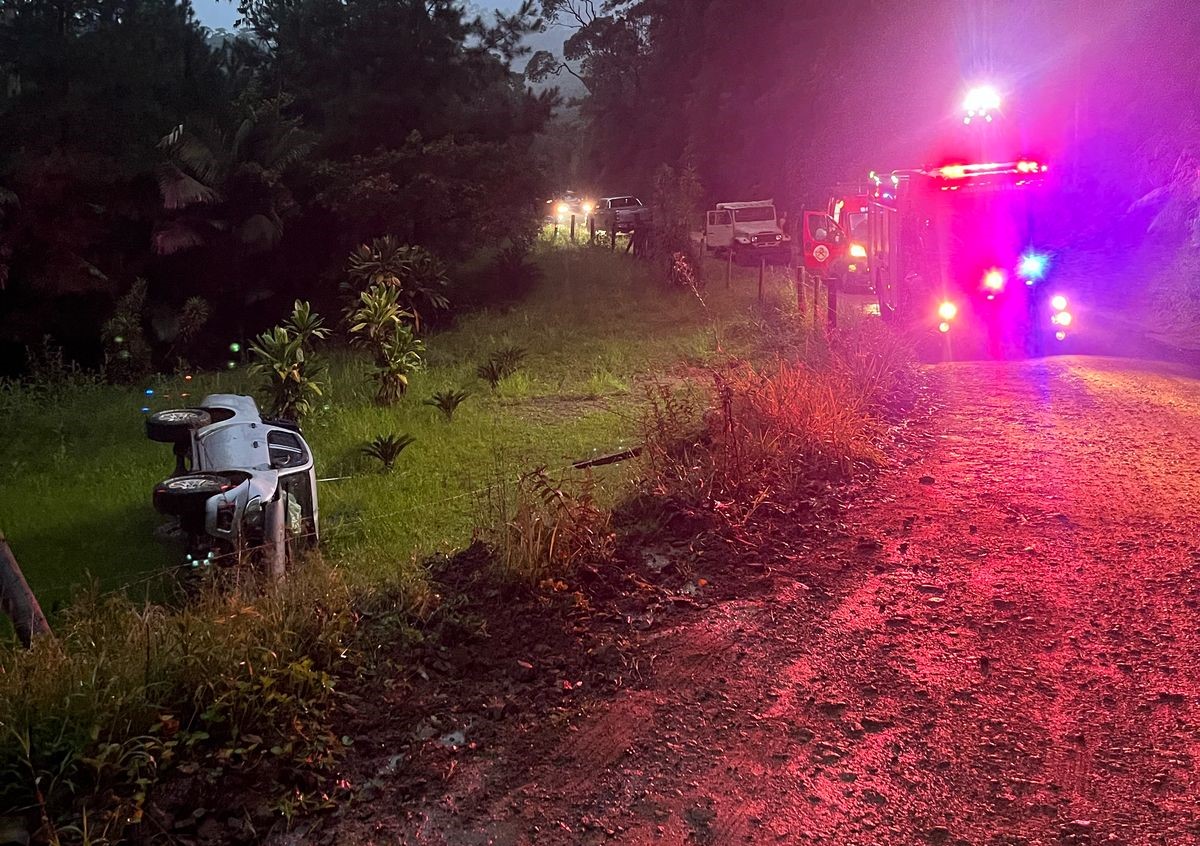 Motorista tem ferimentos leves após capotar caminhonete no Alto Braço do Baú em Ilhota