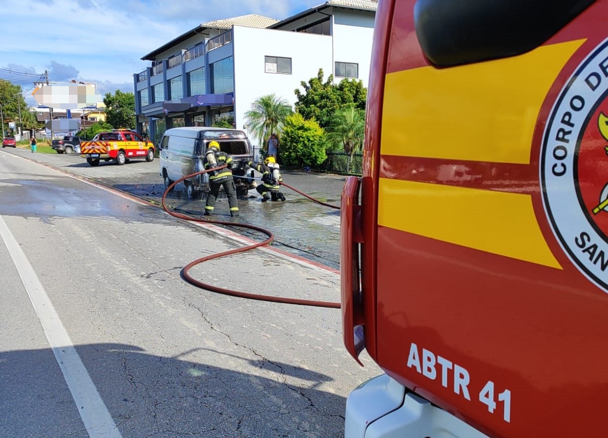 Motor Kombi pega fogo na Avenida Frei Godofredo no bairro Santa Terezinha