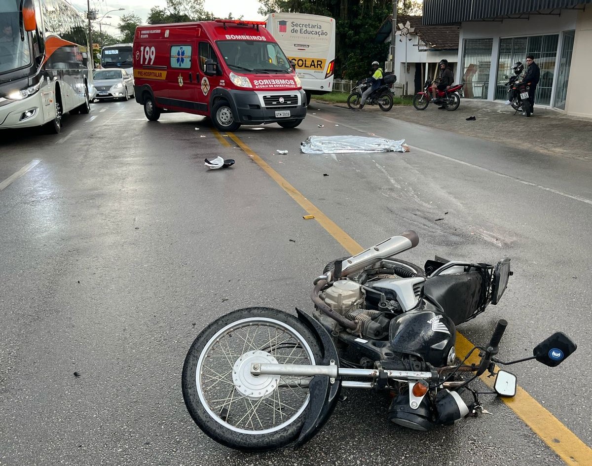 Motociclista morre após colidir com carro e ser atropelado por ônibus em Ilhota