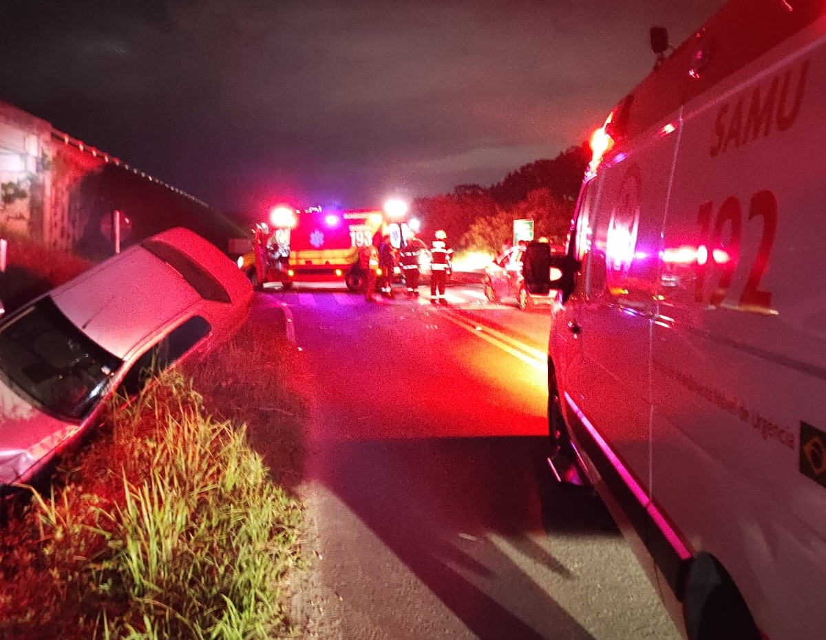Colisão entre dois veículos com saída de pista na Br 470 em Gaspar deixa um ferido leve
