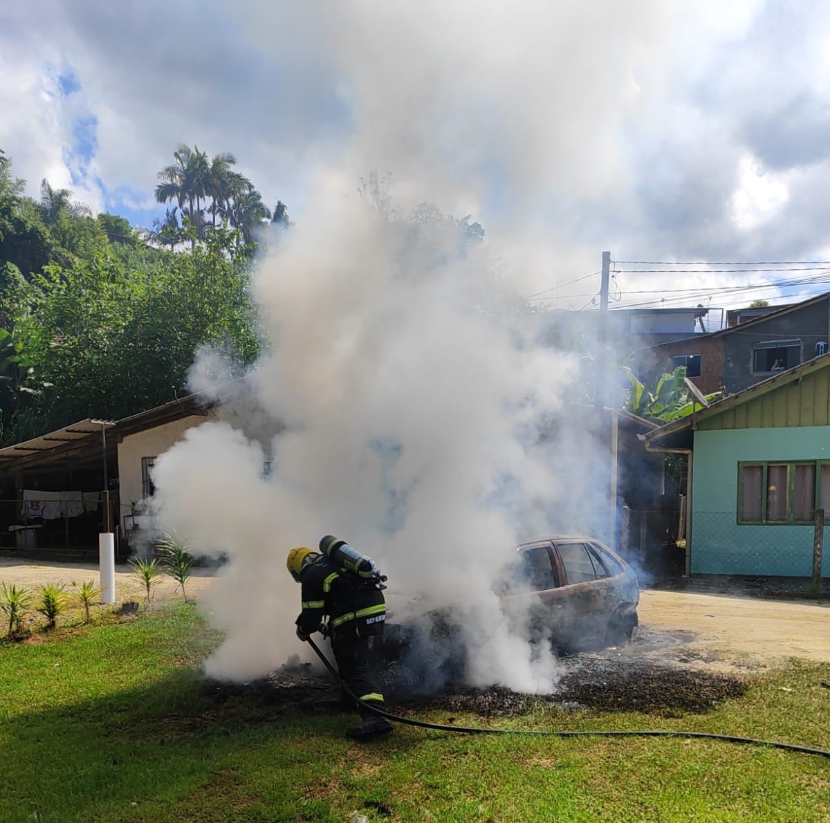 Automóvel Gol estacionado pega fogo e tem perda total, no bairro Bateias em Gaspar