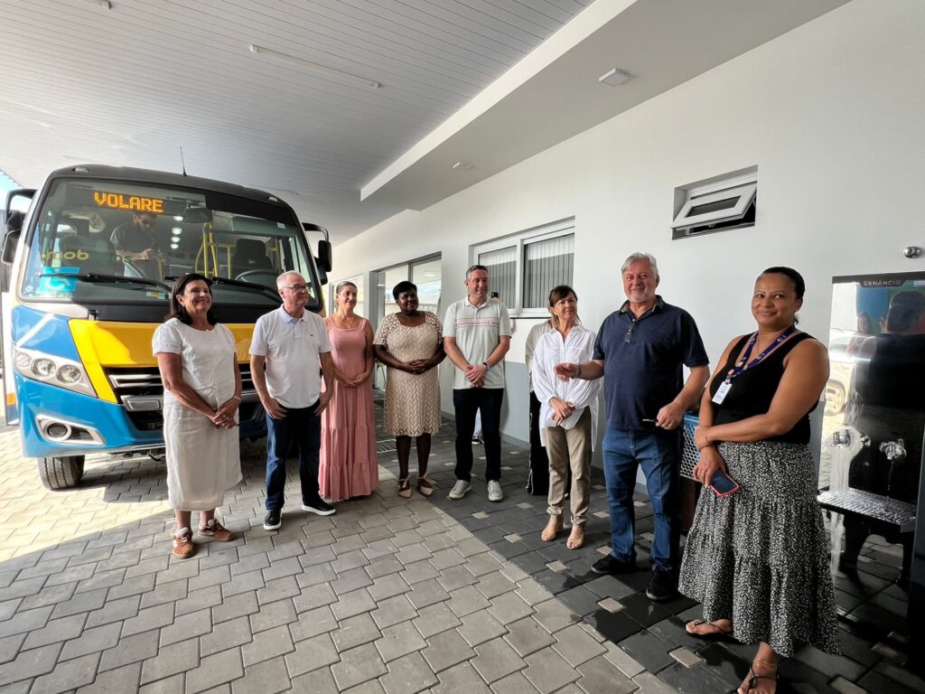 Apae de Gaspar ganha novo micro-ônibus para transporte de alunos