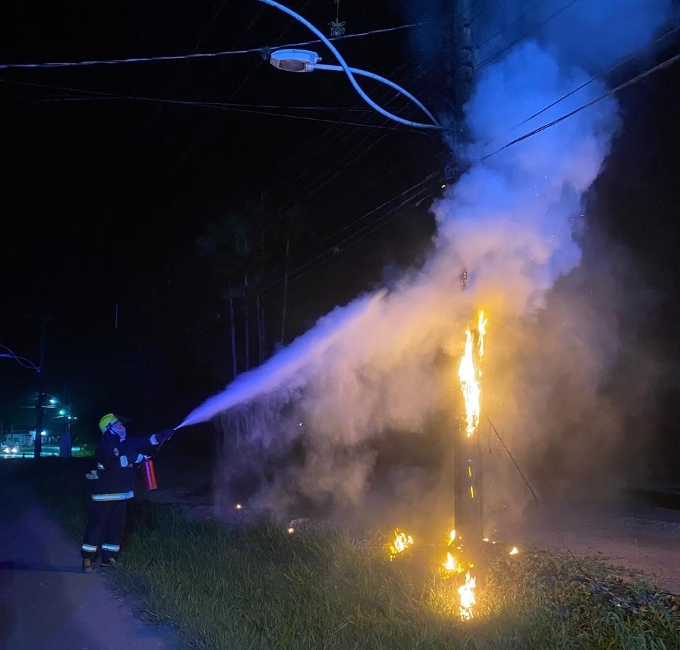 Poste de energia elétrica pega fogo, nas margens da Rodovia Jorge Lacerda em Ilhota