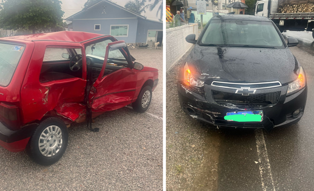 Acidente com dois veículos deixa condutor preso no interior do carro no Centro de Ilhota