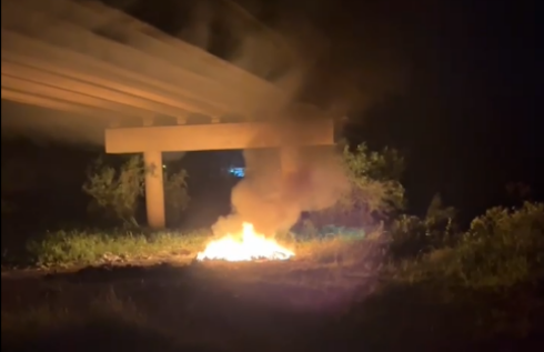 Bombeiros de Ilhota apagam fogo em entulho embaixo da ponte da BR 470 no Baú Baixo