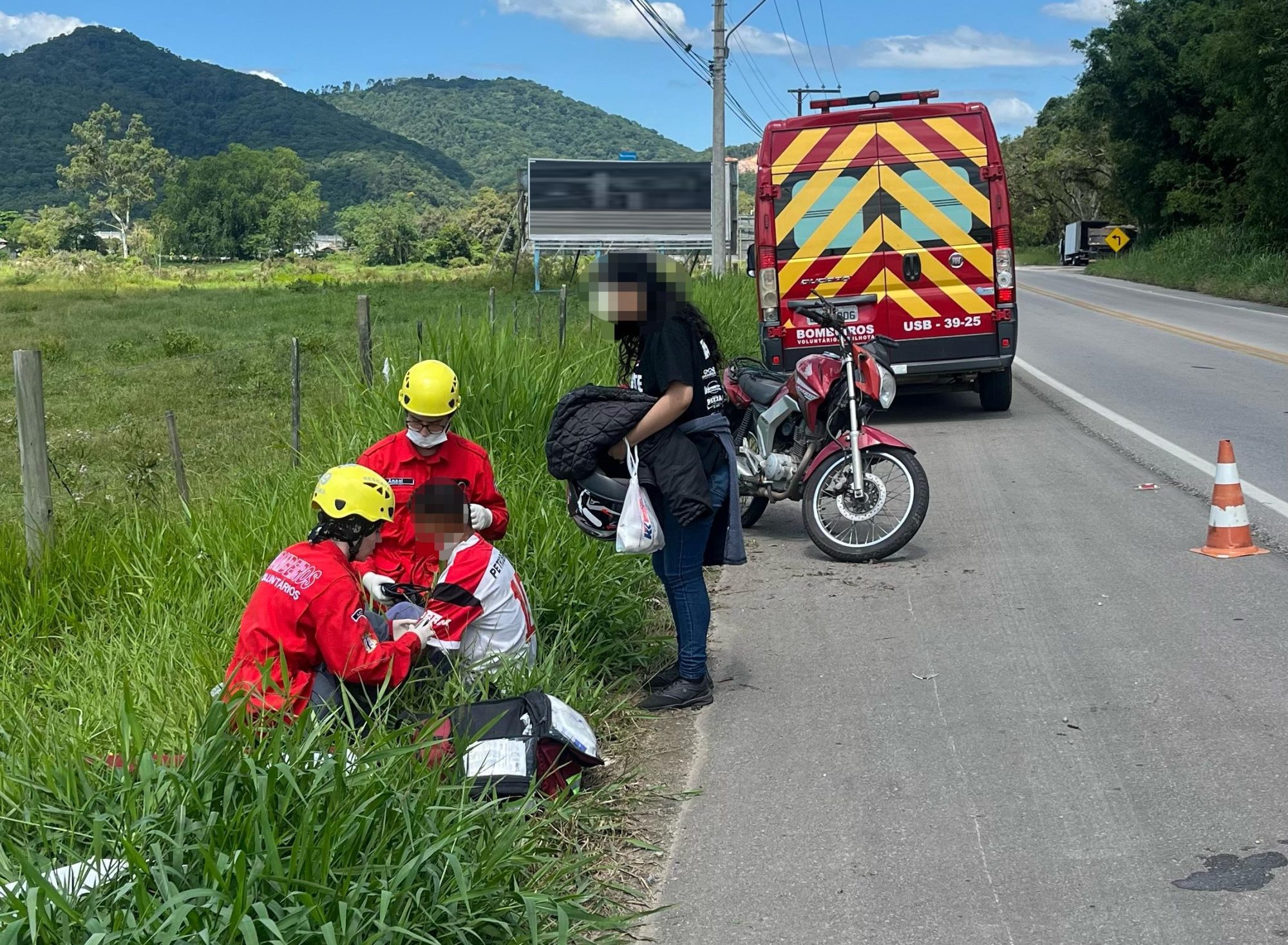 Motociclista sofre escoriações pelo corpo após queda de moto na Rod. Jorge Lacerda, em Ilhota