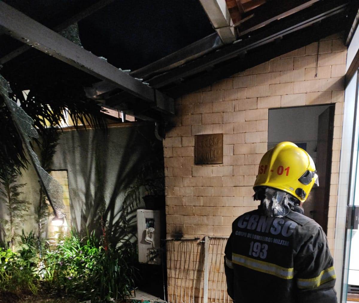 Fogareiro provoca princípio de incêndio em área de festas de residência no Bairro Bela Vista