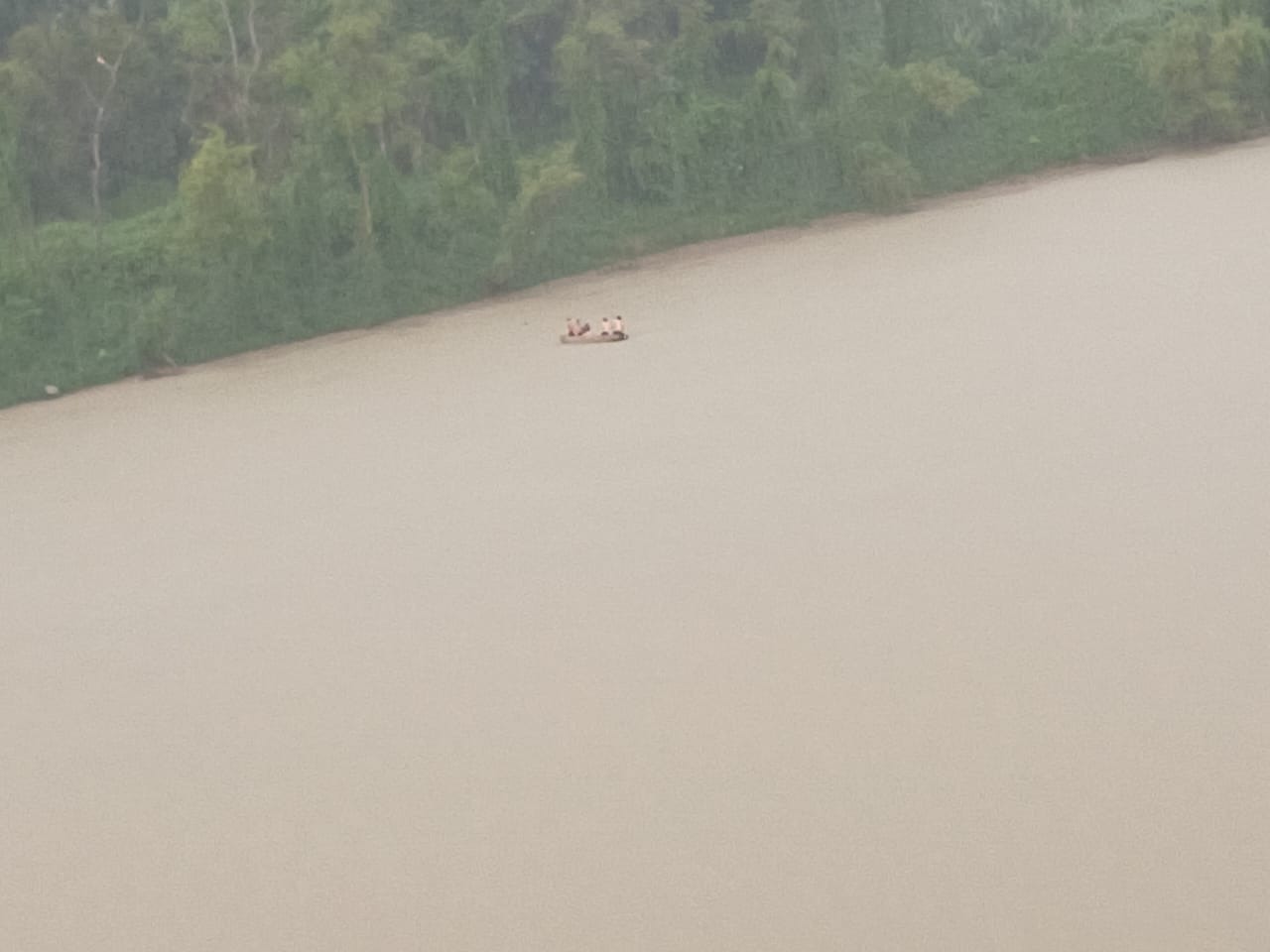 Bombeiros retiram do Rio Itajaí Açú, menores que estavam nadando e pescando sem colete