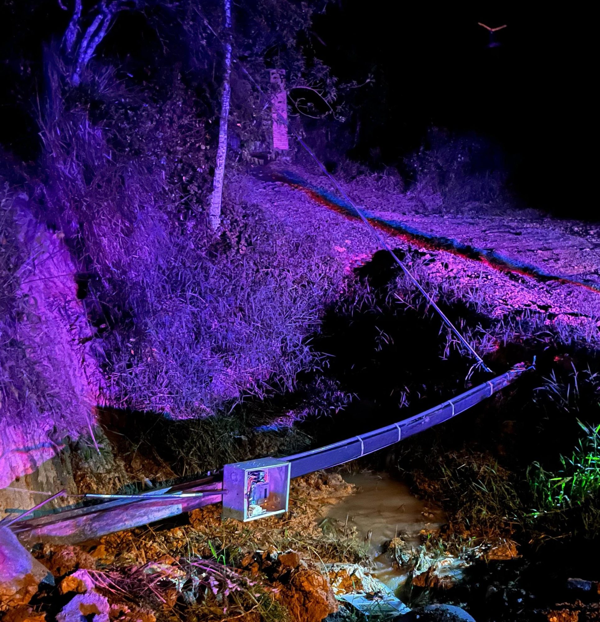 Queda de poste padrão Celesc derruba fiação de alta tensão em Ilhota