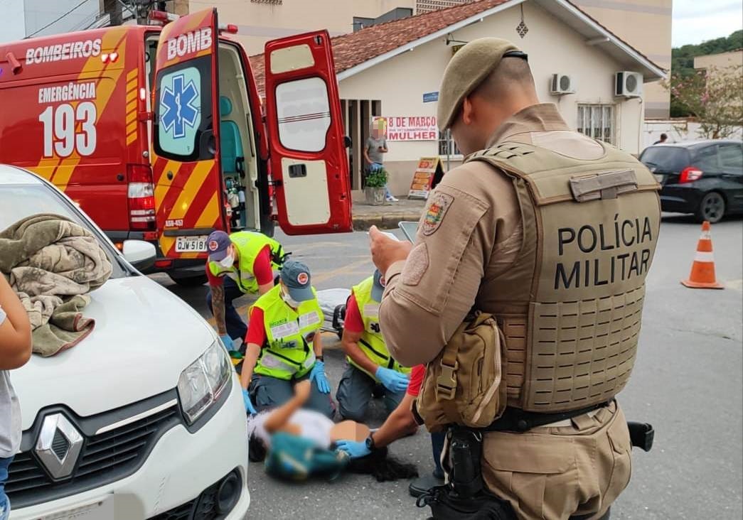 Ciclista sofre ferimento na cabeça após ser atropelada na rua São José em Gaspar