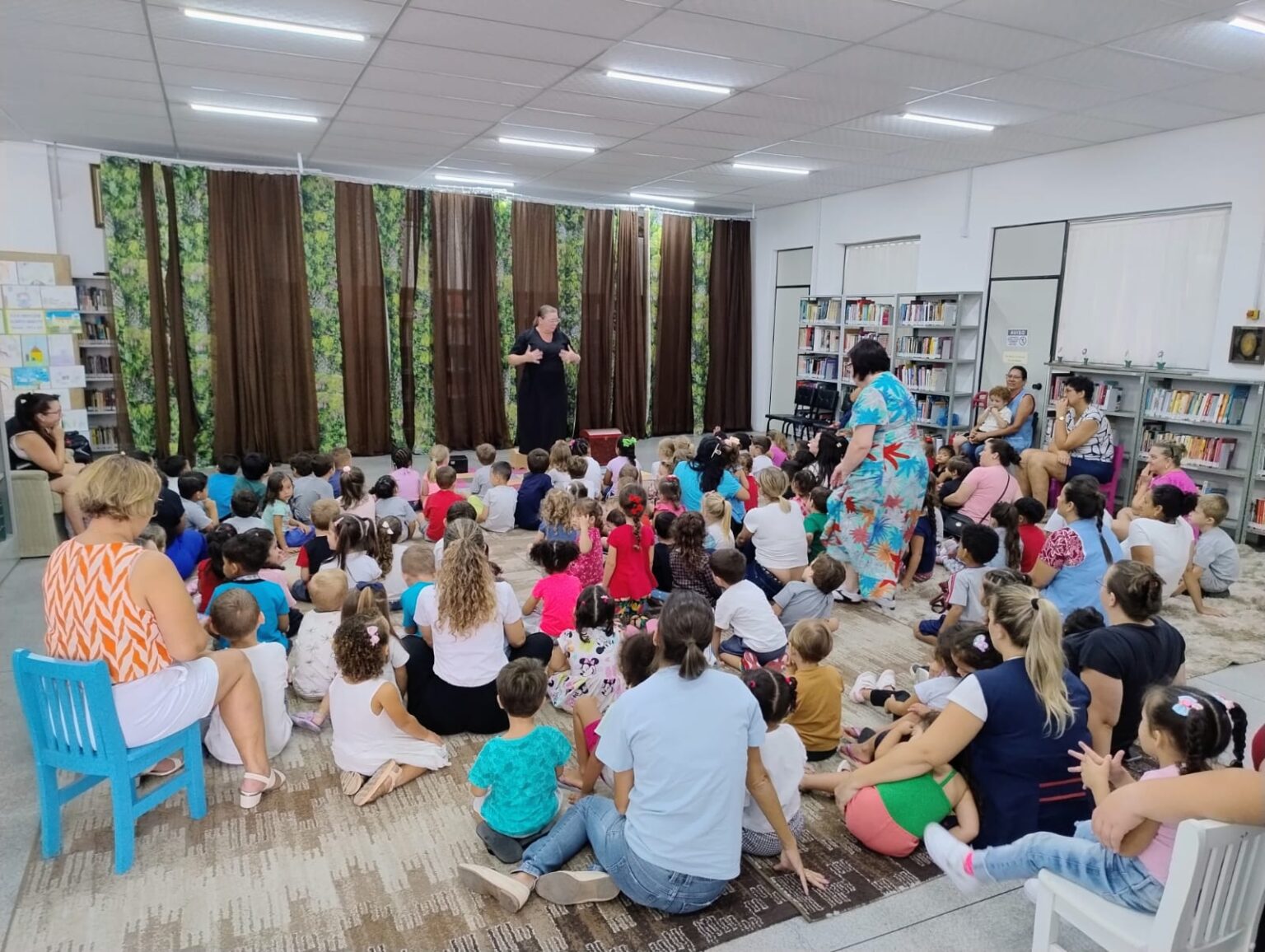Contação de histórias entretém estudantes na Biblioteca Municipal de Gaspar