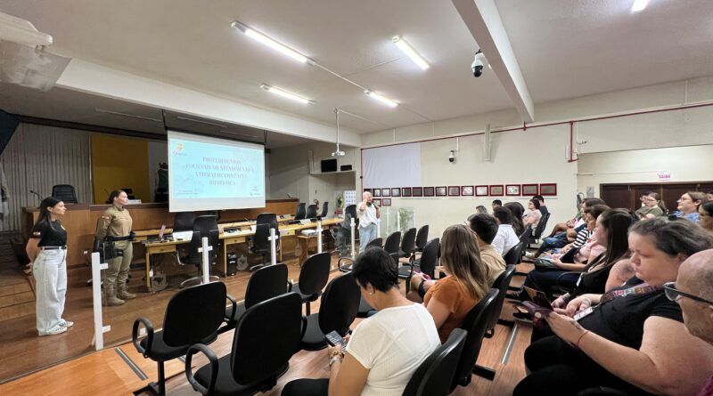 Assistentes sociais recebem capacitação com foco em violência contra mulher