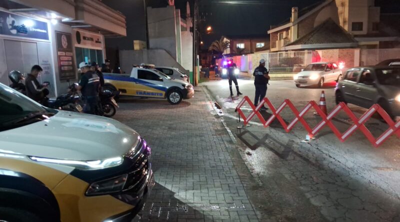 Ditran de Gaspar fiscaliza motocicletas em blitz noturna