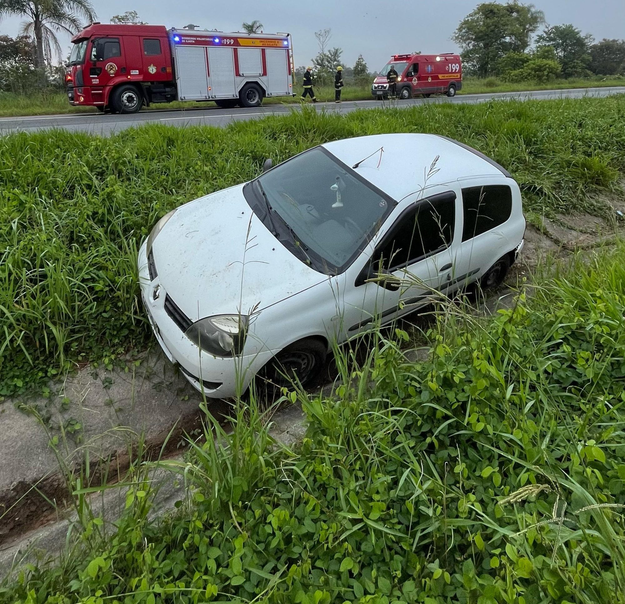 Bombeiros Voluntários atendem saída de pista com carro em vala central da BR 470 em Ilhota sem vítimas