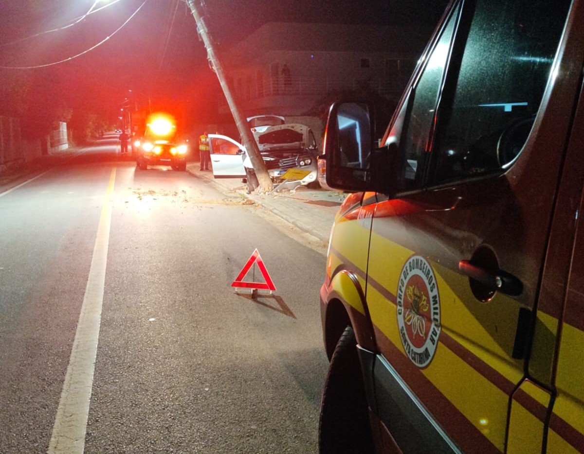 Colisão entre carro e poste deixa carona ferida no bairro Margem Esquerda em Gaspar