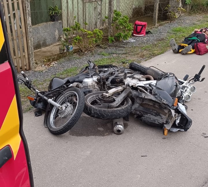 Colisão entre carro e duas motos deixa motociclistas com ferimentos leves, em Ilhota