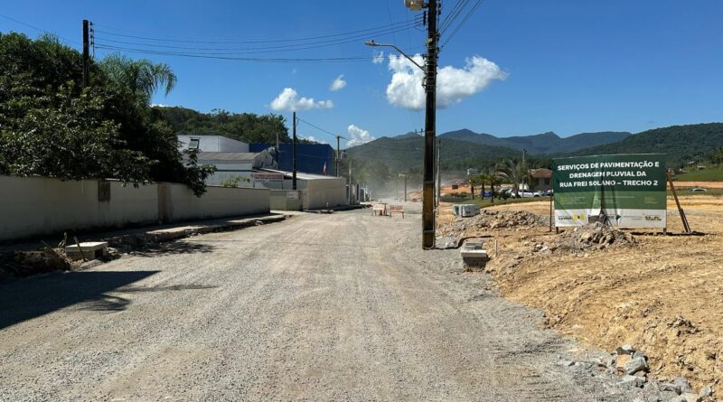 Obra na rua Frei Solano entra em novo trecho e altera trânsito na região