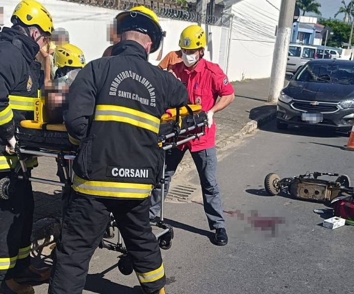 Condutor de patinete é atropelado por carro no Centro de Ilhota e sofre ferimentos na cabeça